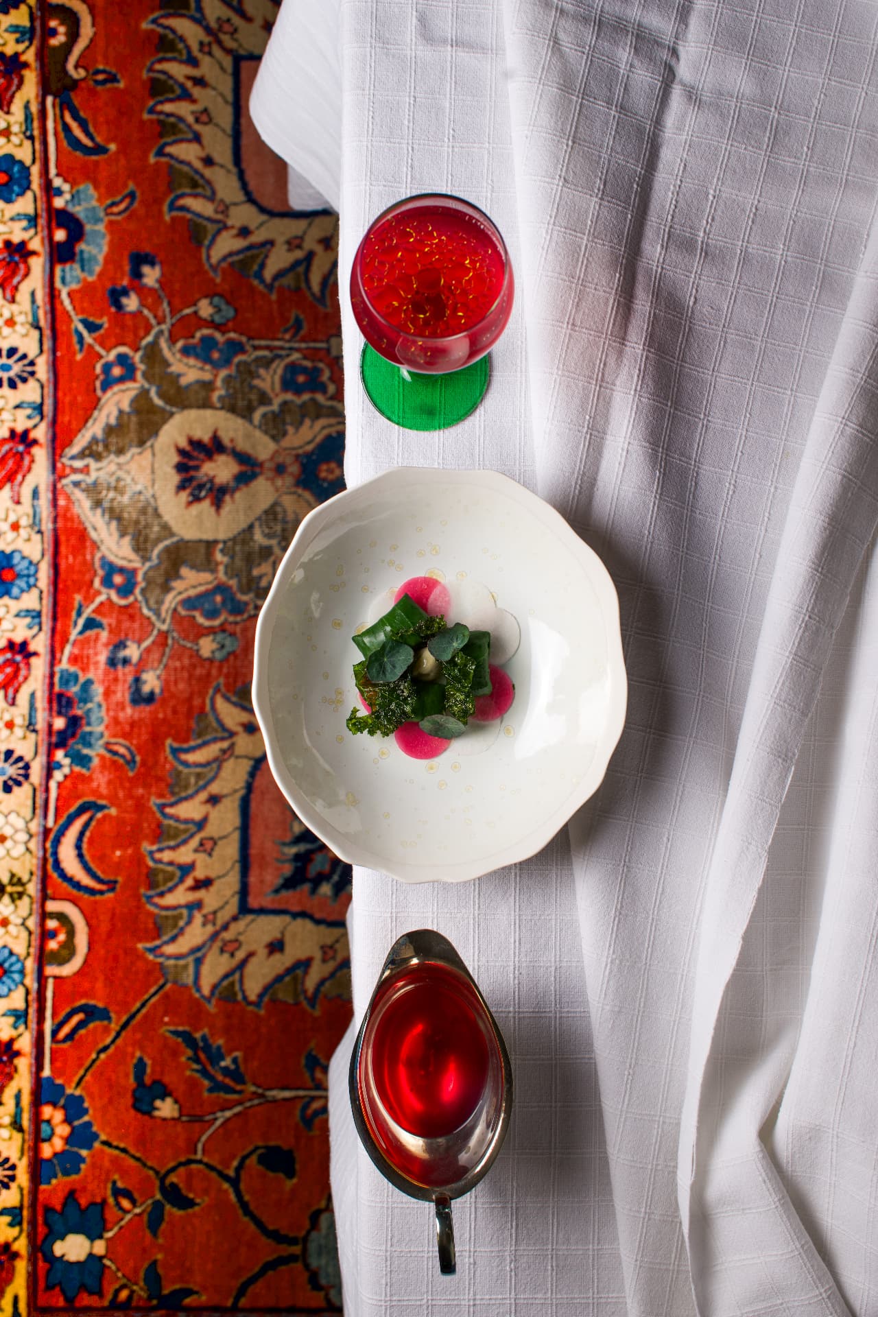 Assiette de crudités et crème vue du dessus, posée sur une nappe blanche