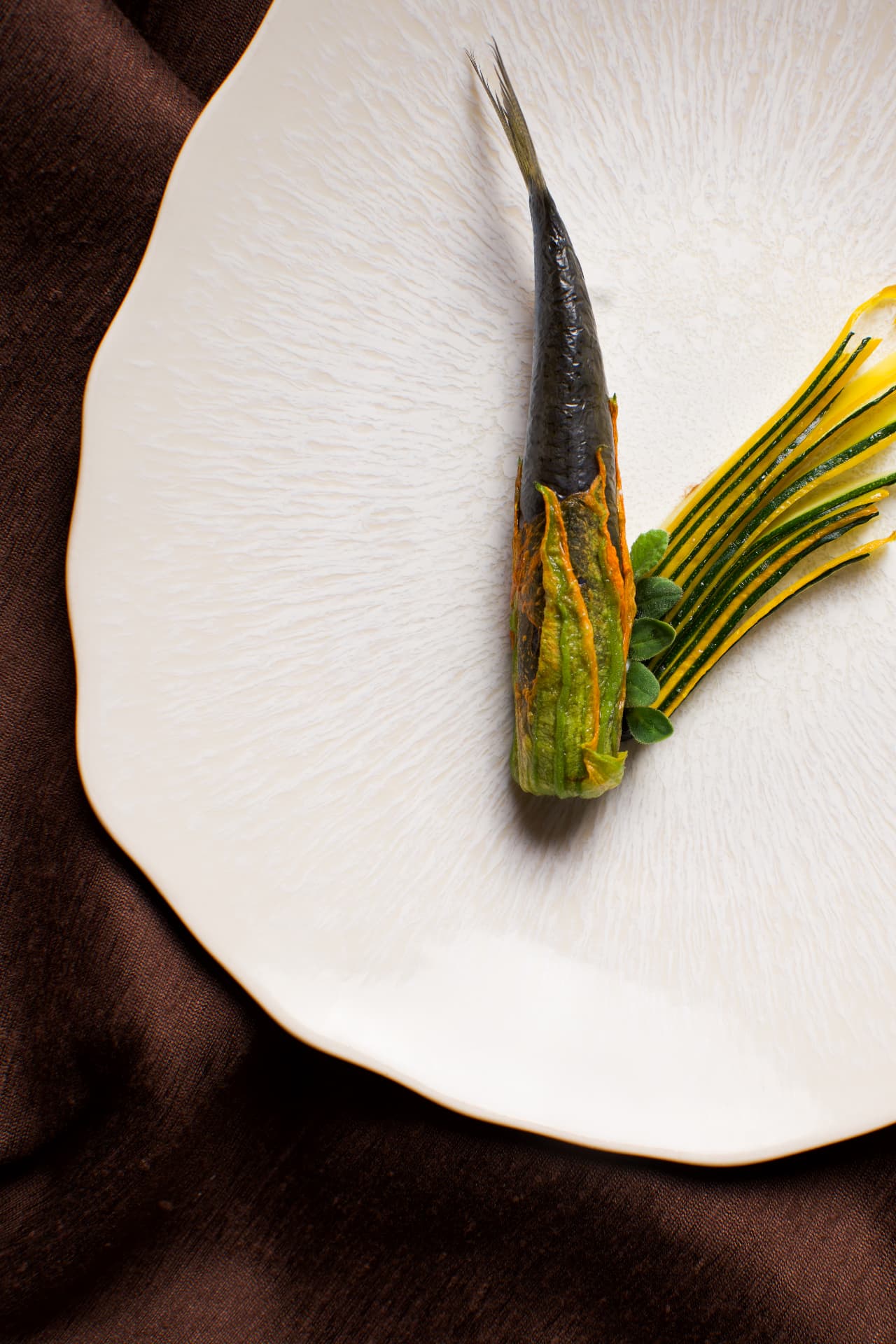 Sardine en fleur de courgette sur assiette blanche