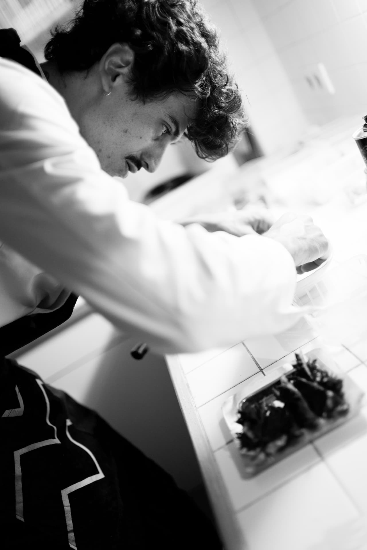 Le chef au travail en cuisine, photographie en noir et blanc