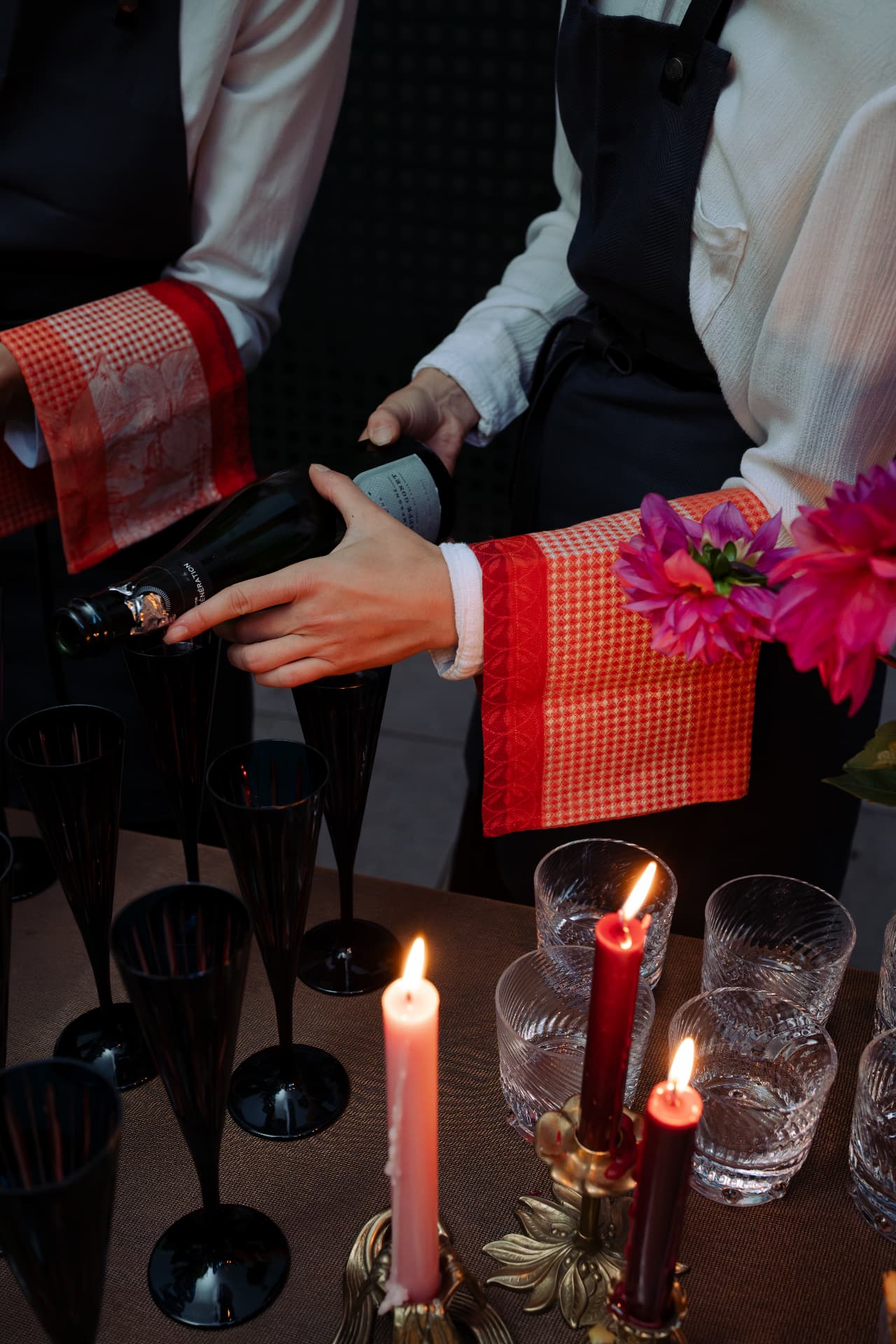Service au plateau, coupe de champagne servie