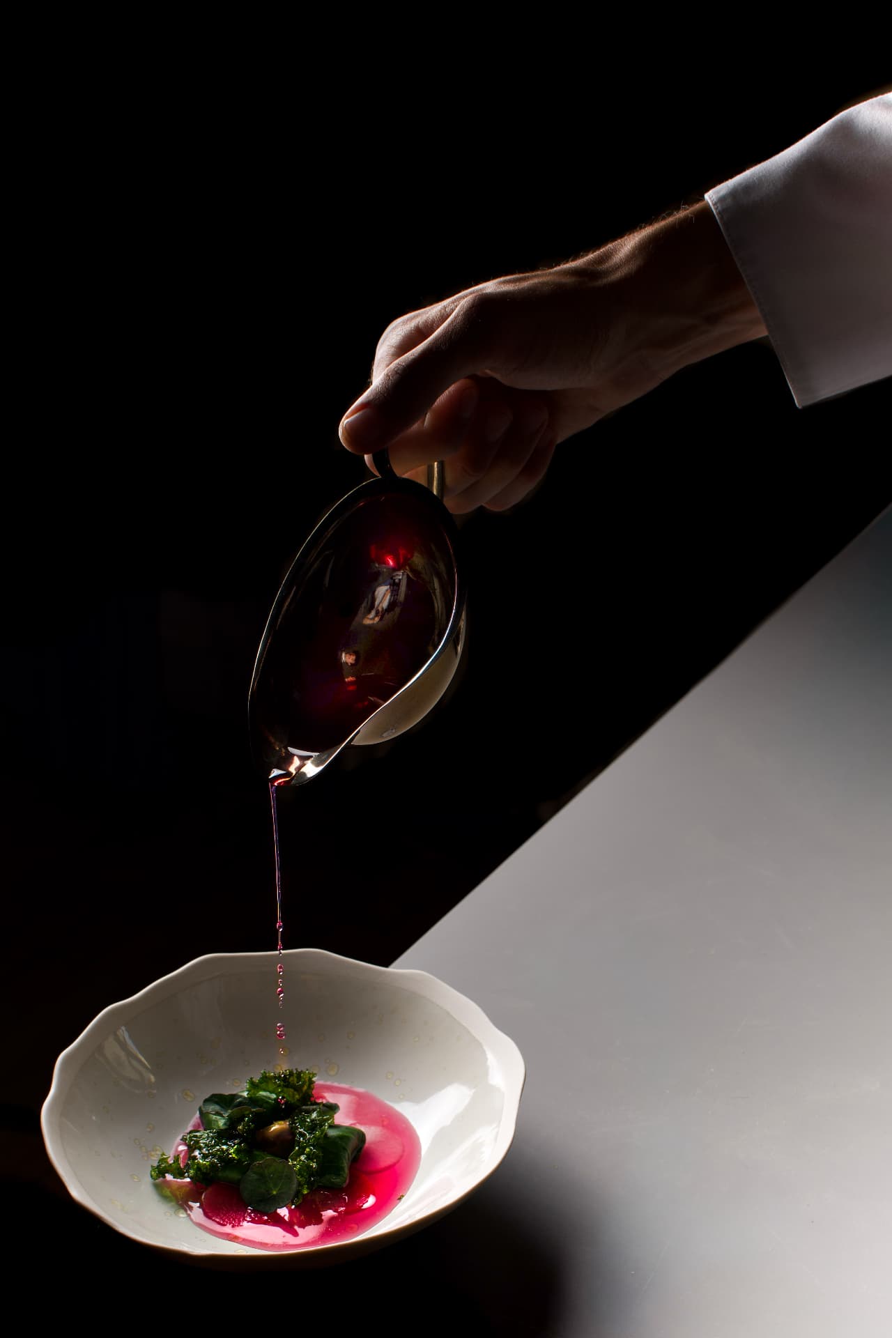 Sauce versée sur un plat dressé