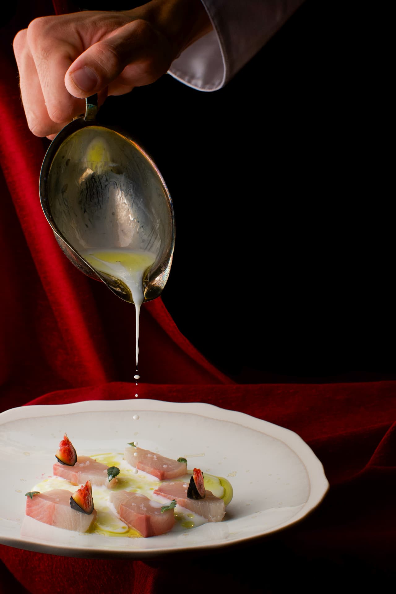 Crème versée à la petite saucière sur le plat de thon aux figues